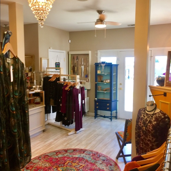 AvaLilly’s designer Overstock discount boutique - Picture 5 of 8